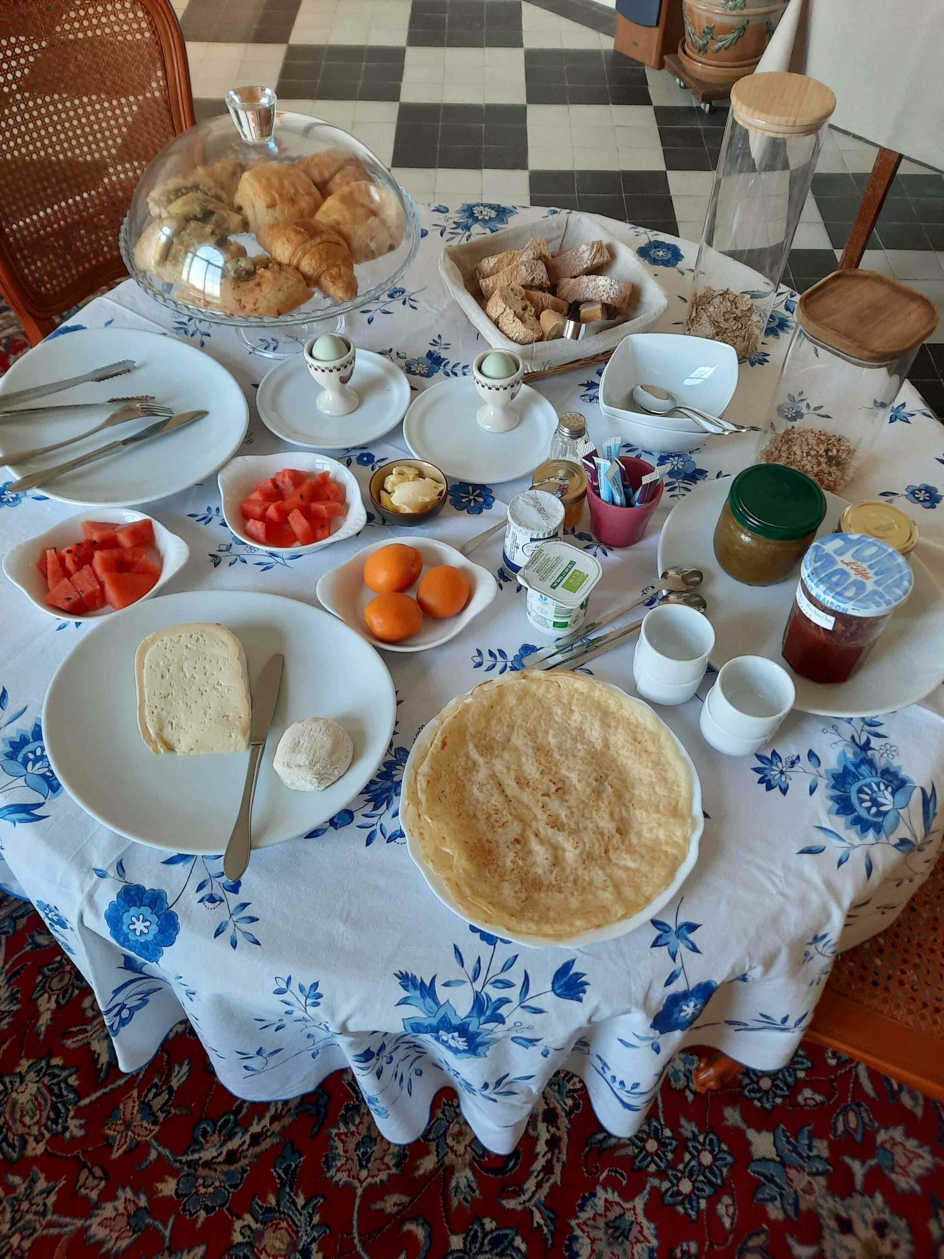 Continental breakfast at Château de Pourpry